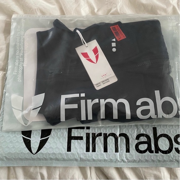 Black Sleeveless Zip-Up Top - Picture 6 of 6